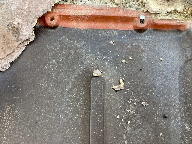 棟を外した下の瓦の固定